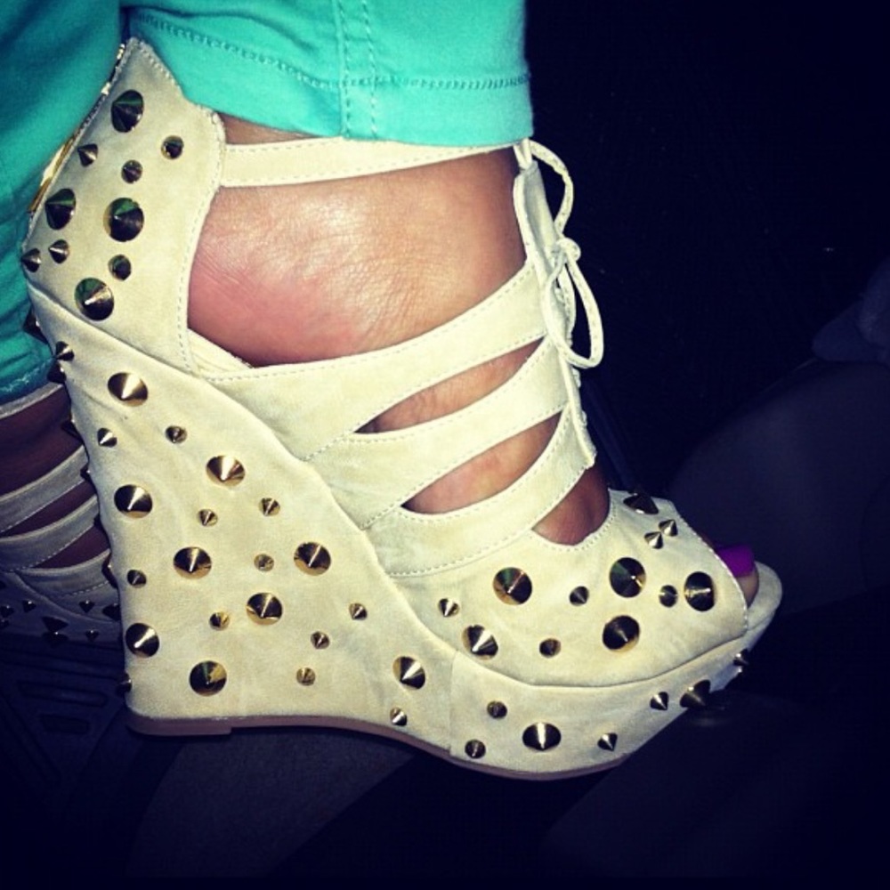 Off-white/cream wedges with gold spike detailing
